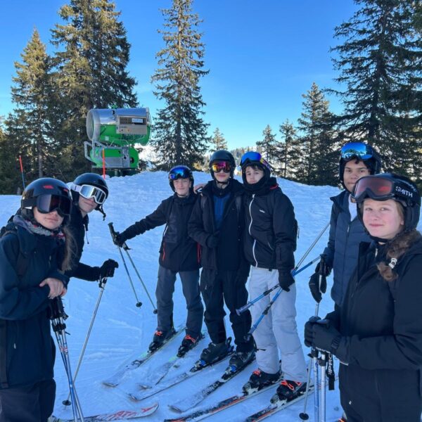 Adolescents en colonie de vacances ski et snowboard au domaine des Portes du Soleil