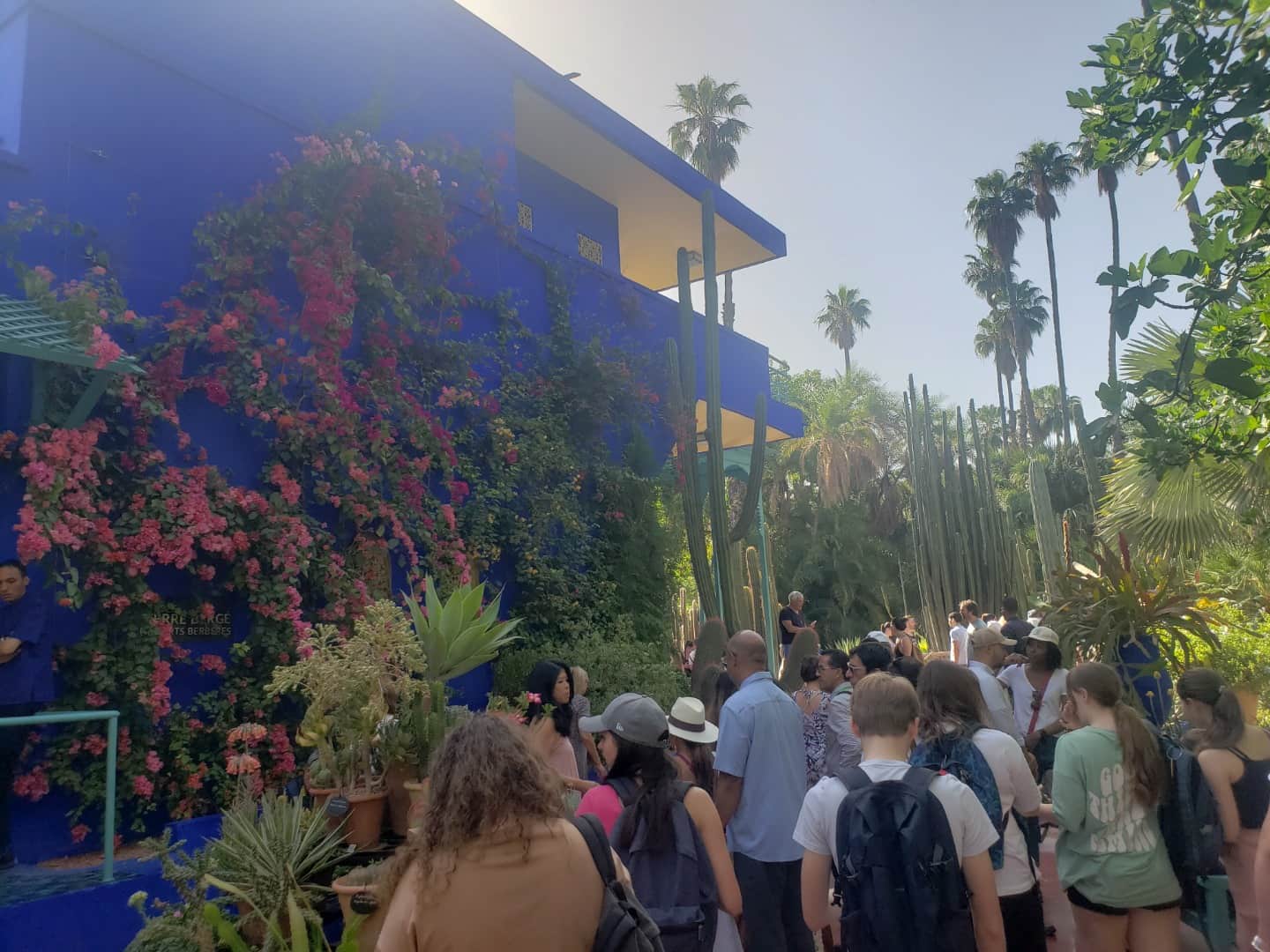 Groupe de jeunes au Jardin Majorelle lors d’une colonie de vacances à Marrakech