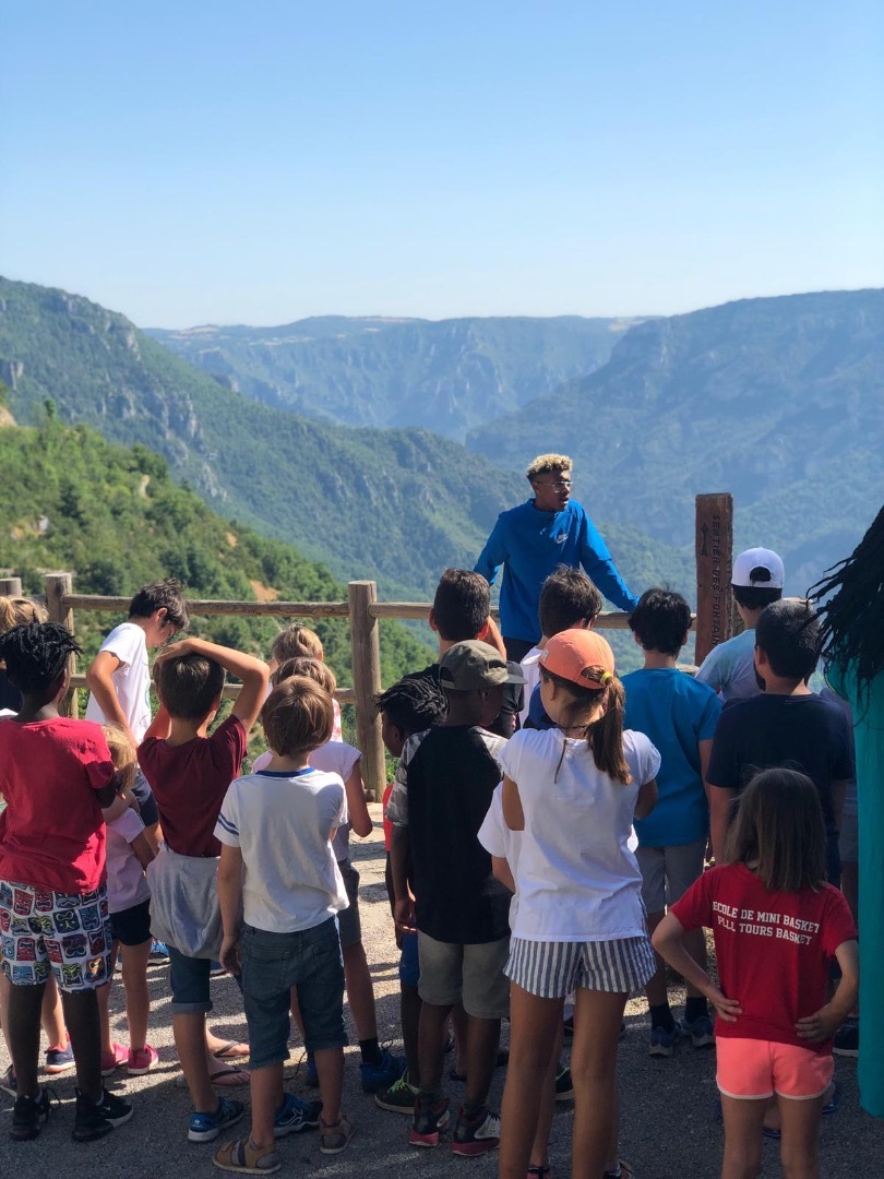 Groupe d'enfants lors d'une sortie découverte en Lozère.