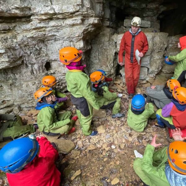 Enfants découvrant une grotte pendant une colonie de vacances dans les Gorges du Tarn.