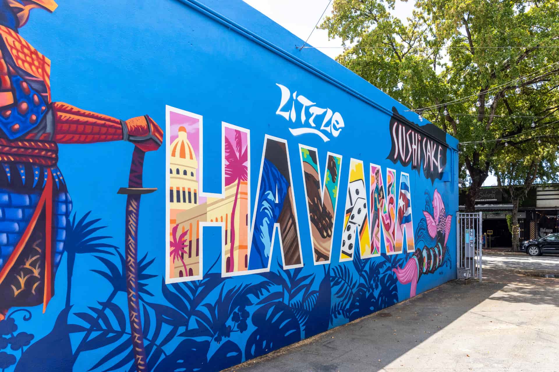 Fresque colorée dans un quartier artistique lors d'une colonie de vacances à Miami
