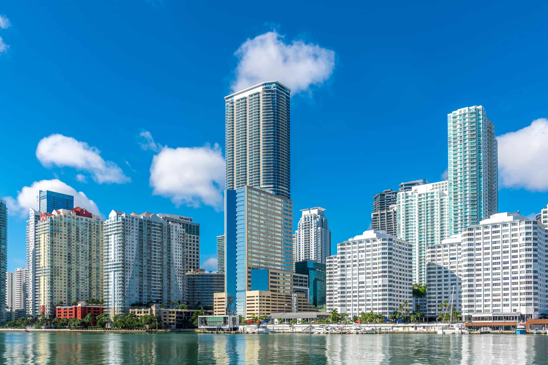 Vue sur les gratte-ciel du quartier de Brickell à Miami lors d'une colonie de vacances à Miami