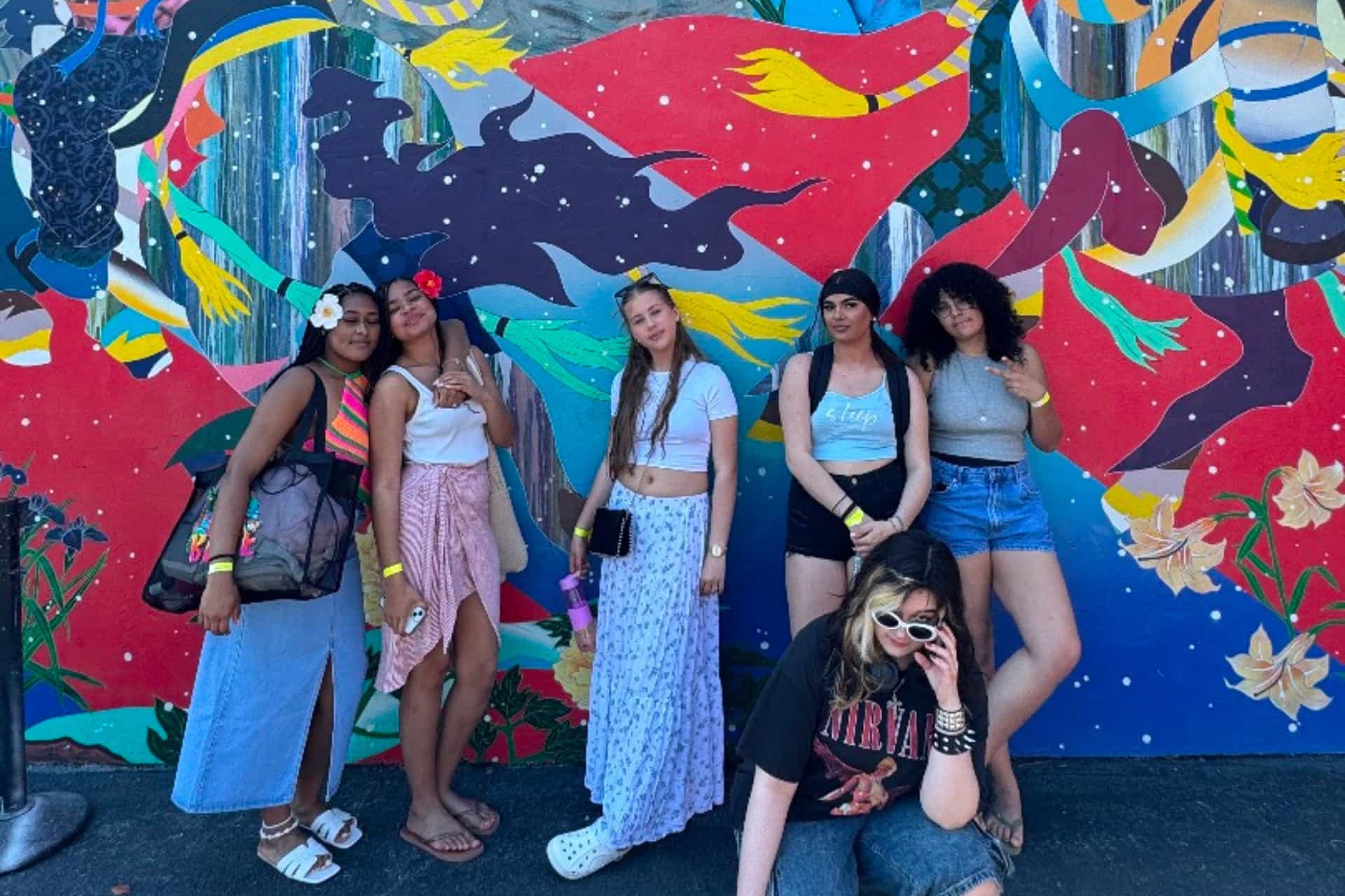 Participants en colonie de vacances à Miami devant une fresque colorée du quartier artistique de la ville