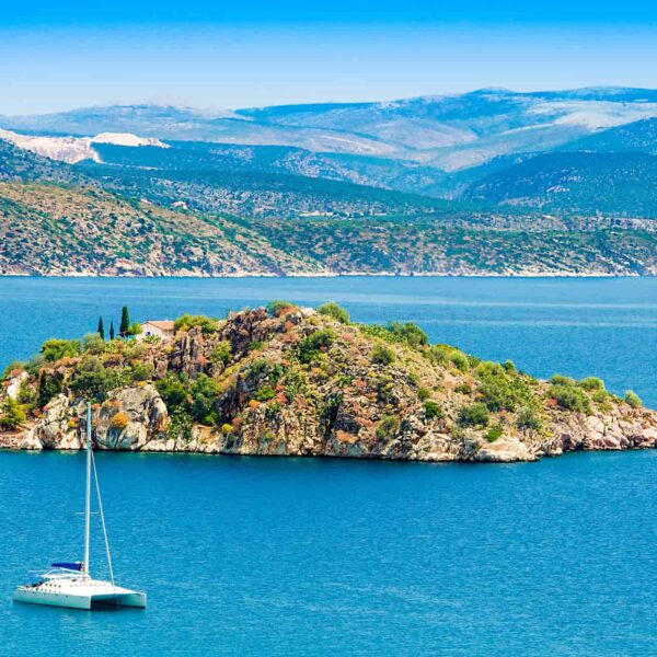 Côte du Péloponnèse pendant une colonie de vacances en Grèce printemps.