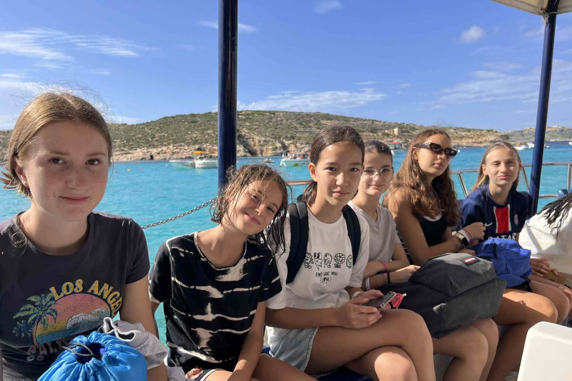 Jeunes en excursion en bateau pendant un séjour linguistique à Malte près de l’île de Comino