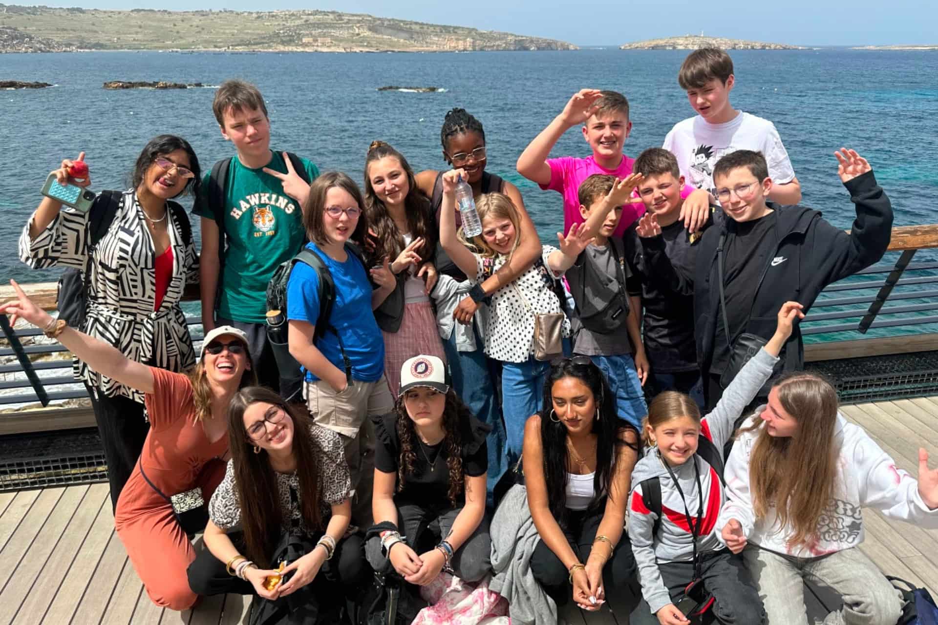Groupe de jeunes lors d’une excursion pendant un séjour linguistique à Malte avec vue sur la Méditerranée
