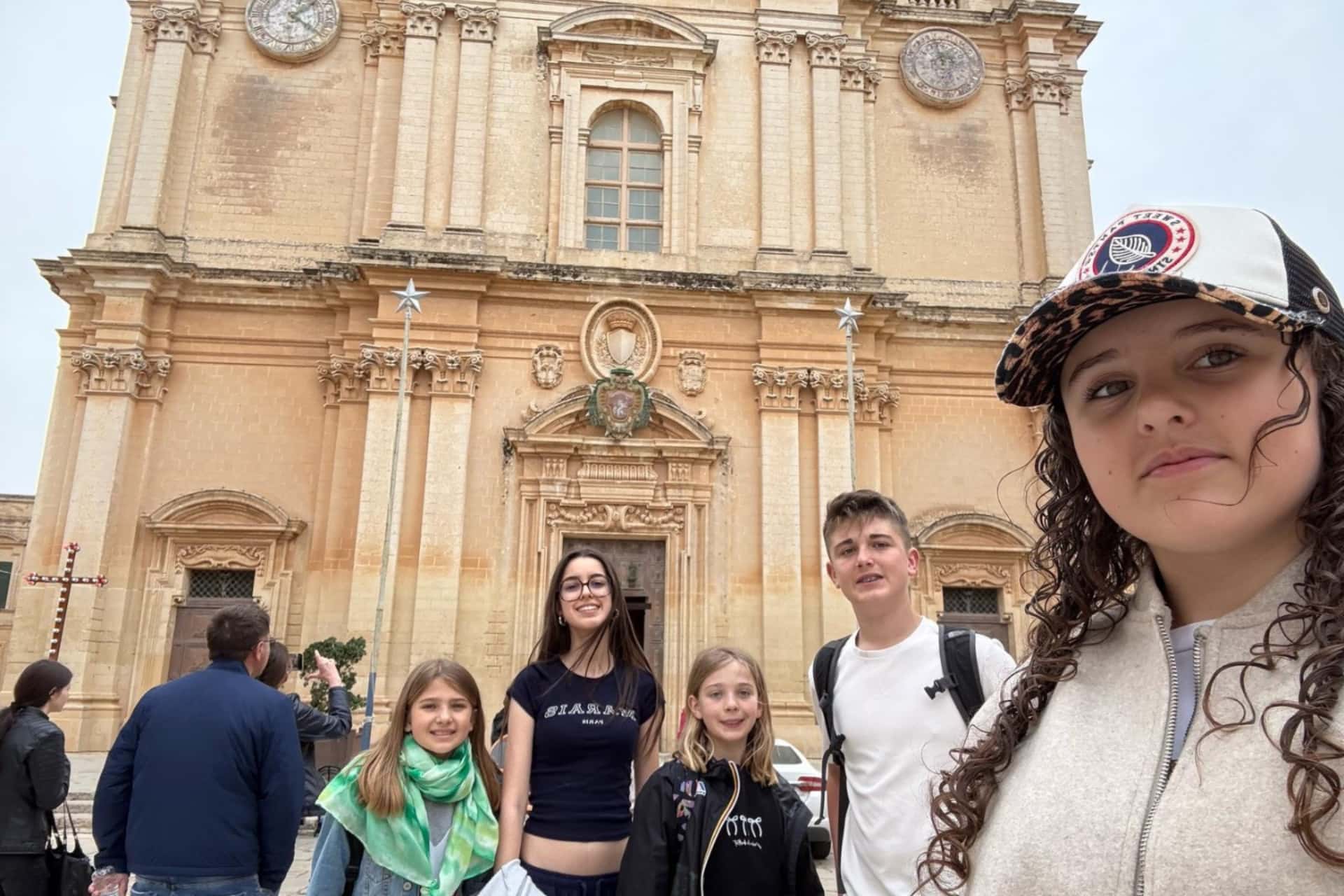 Adolescents en visite culturelle pendant un séjour linguistique à Malte devant un monument historique
