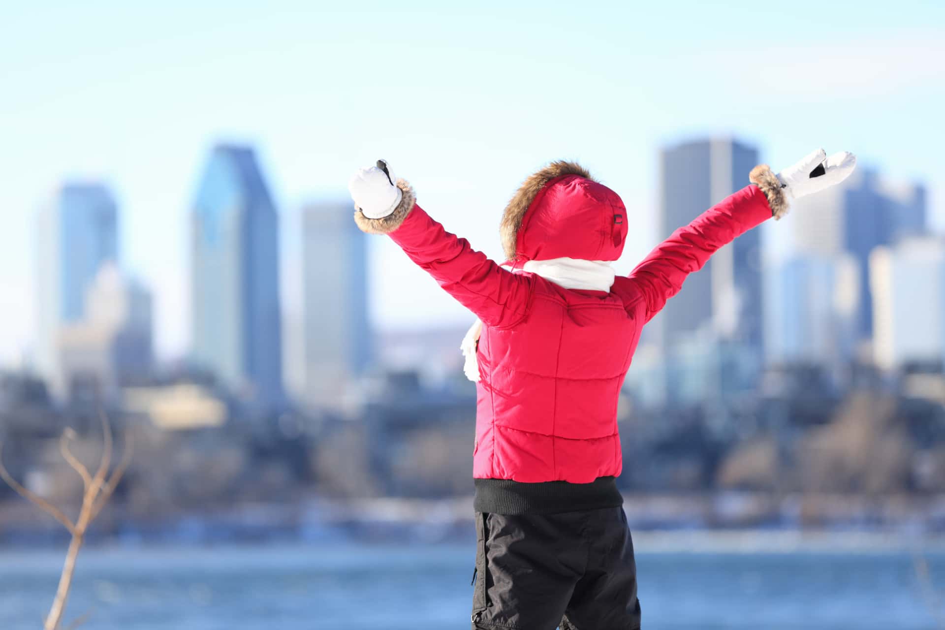 Jeune participant admirant Montréal en hiver pendant une colonie de vacances à Montréal.