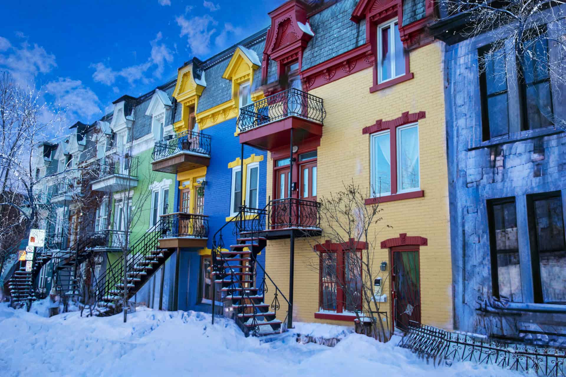Maisons colorées dans un quartier de Montréal lors d'une colonie de vacances à Montréal.