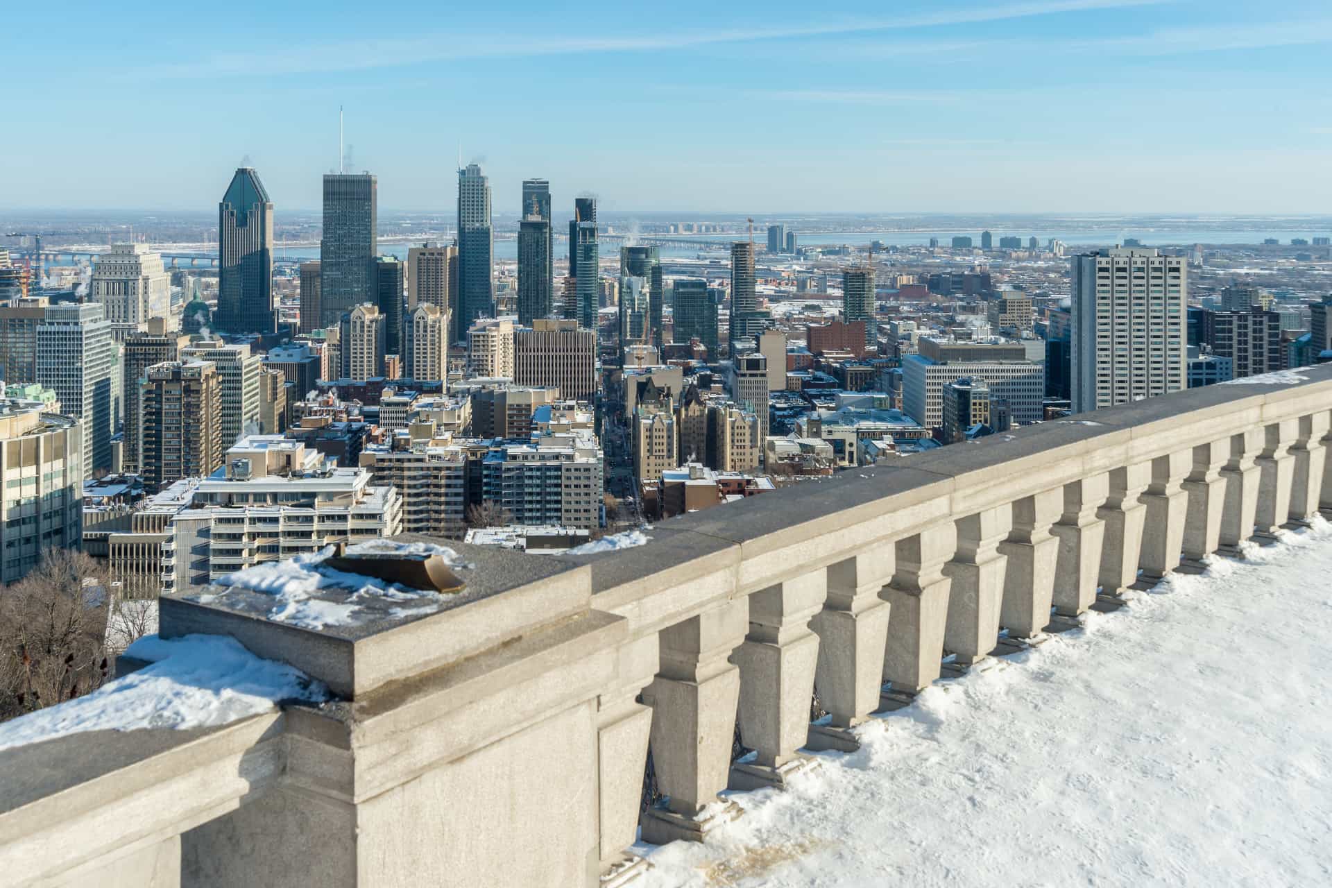 Vue de Montréal depuis le Mont Royal pendant une colonie de vacances à Montréal.