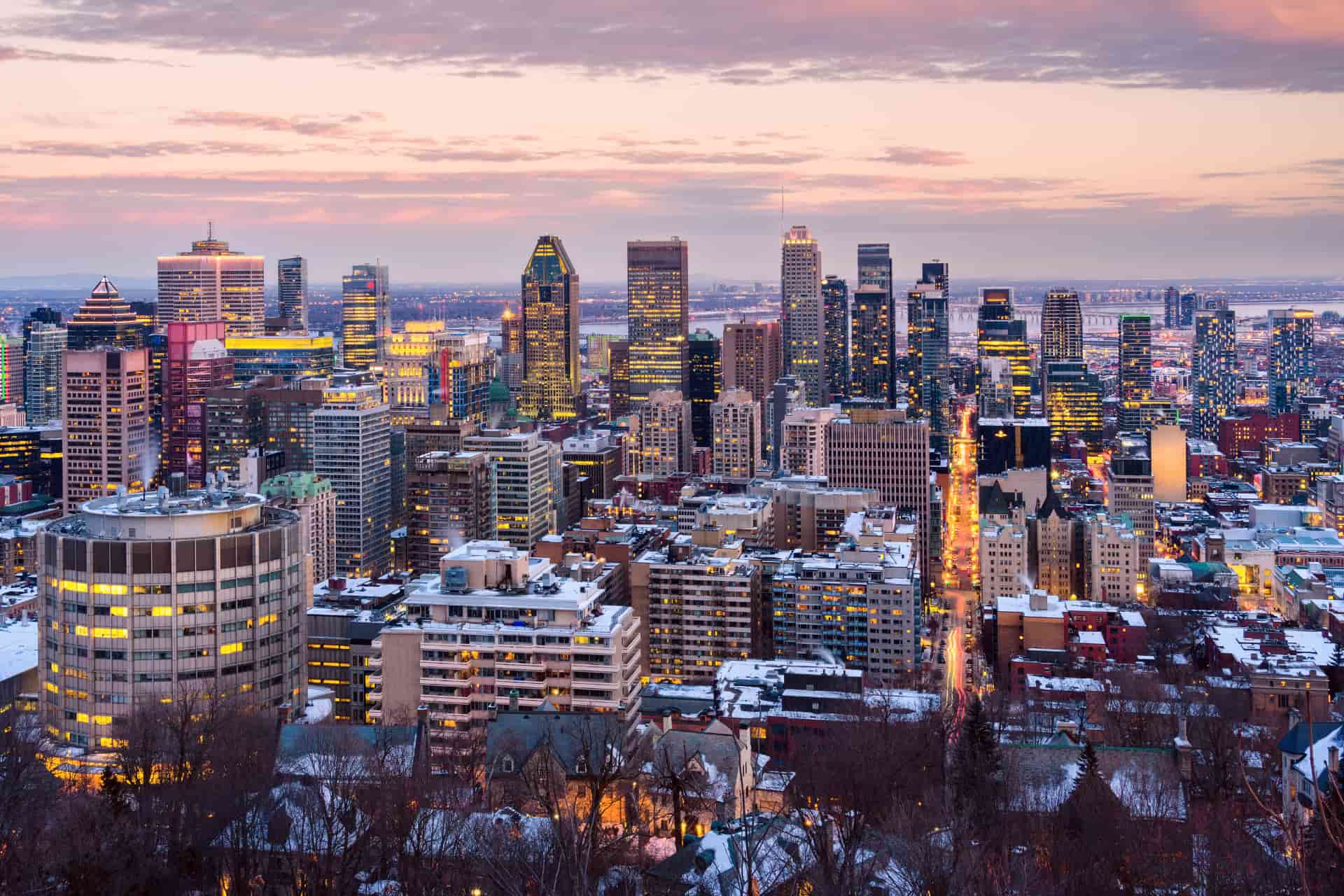 Vue panoramique de Montréal enneigée pendant une colonie de vacances à Montréal.