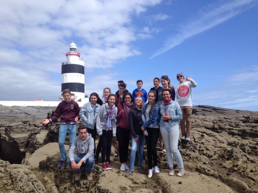 Groupe de jeunes en séjour linguistique en Irlande devant le phare de Hook Head