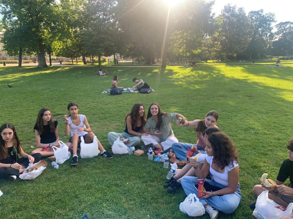 Photo: CEI Image Library – picnic with international students during a language stay