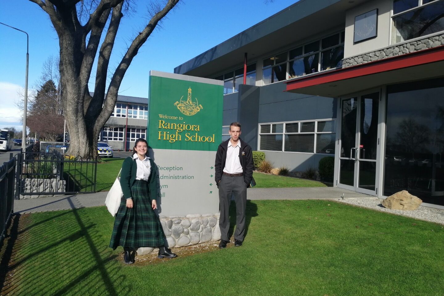 Élèves CEI devant le lycée Rangiora High School en Nouvelle-Zélande.