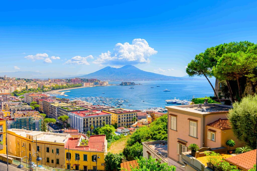 Vue sur la baie de Naples avec le Vésuve au fond pendant une colonie de vacances à Naples.