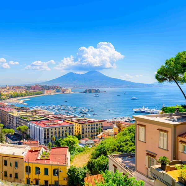 Vue sur la baie de Naples avec le Vésuve au fond pendant une colonie de vacances à Naples.