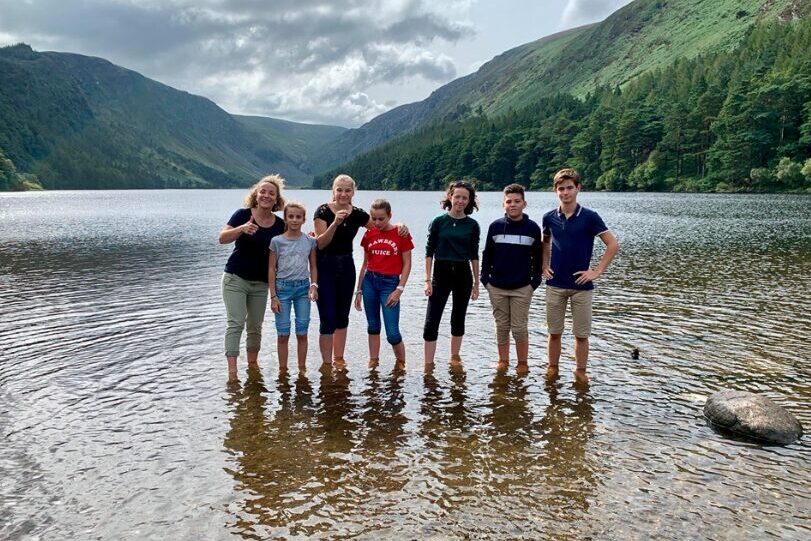 Groupe d’adolescents en séjour linguistique à Dublin les pieds dans l’eau lors d’une excursion en pleine nature en Irlande