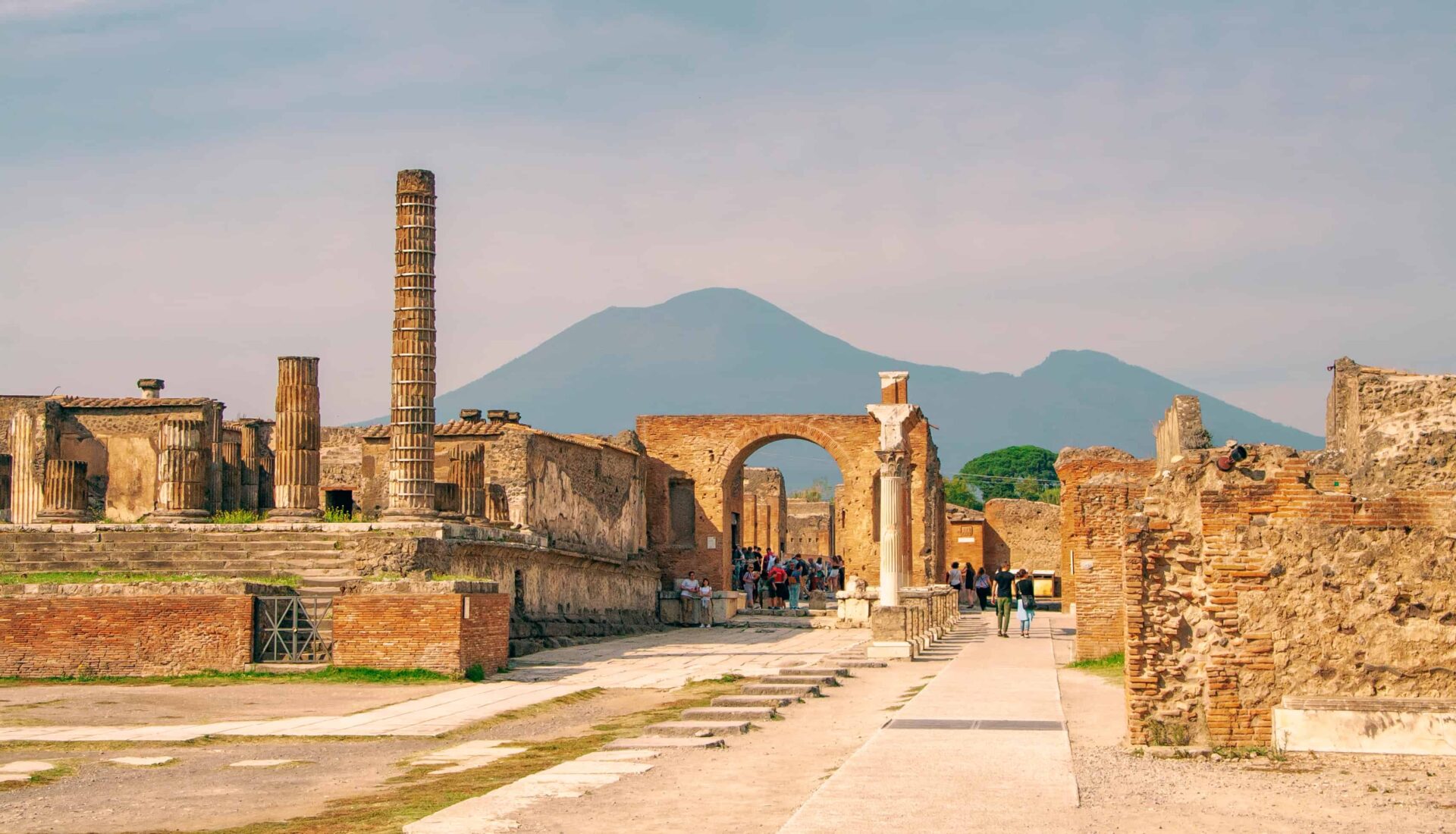 Ruines de Pompéi avec le Vésuve en arrière-plan pendant une colonie de vacances à Naples.