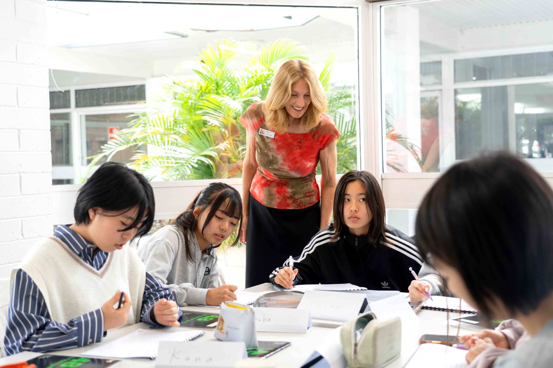 Professeure et élèves en salle de classe pendant un cours d’anglais à Sydney.