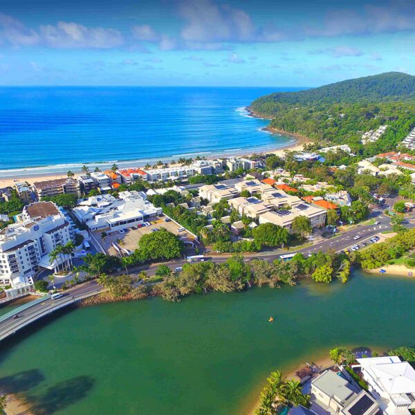 Vue aérienne de Noosa avec plages et nature – séjour linguistique à Noosa