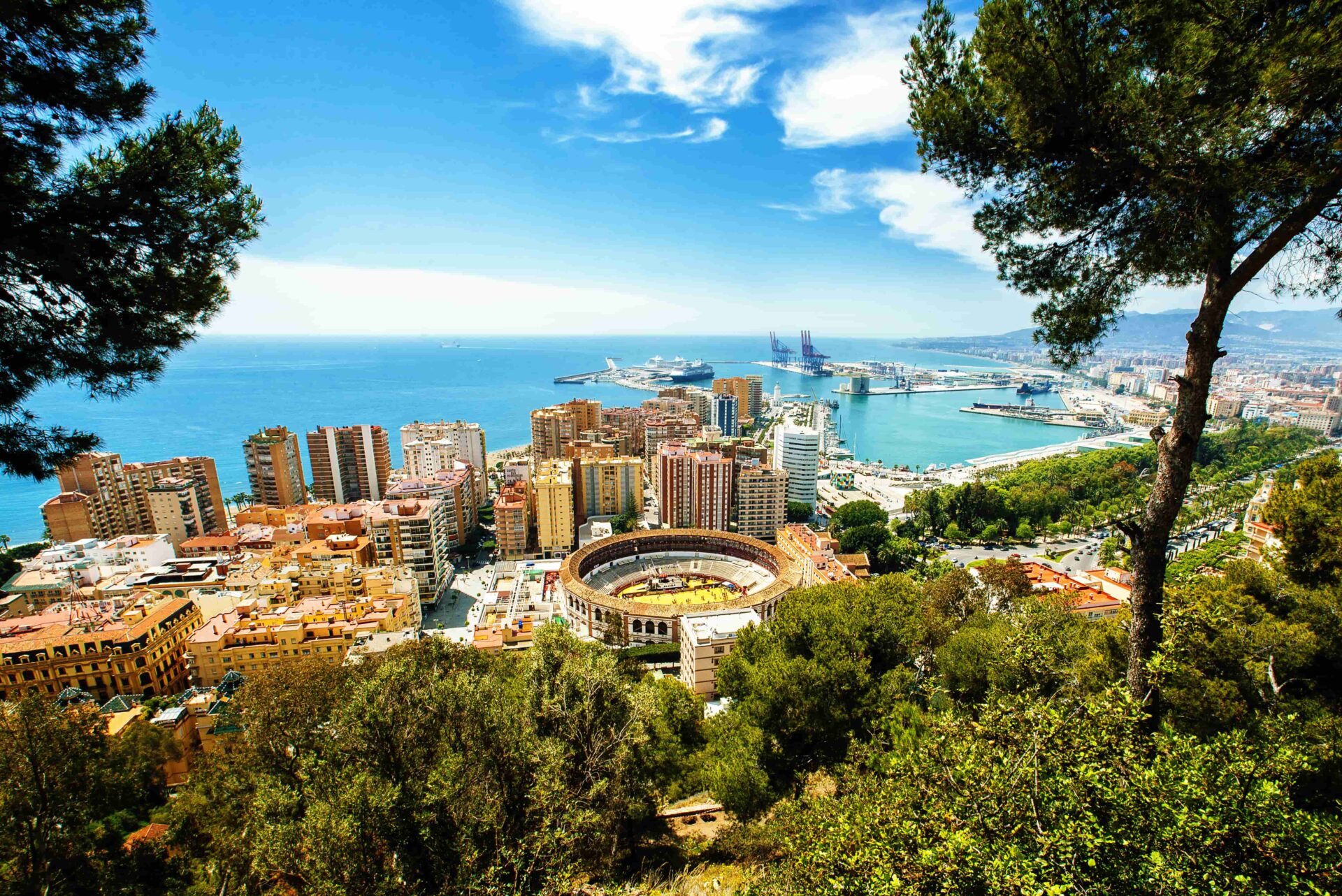 Vue aérienne du port et du centre-ville de Malaga.