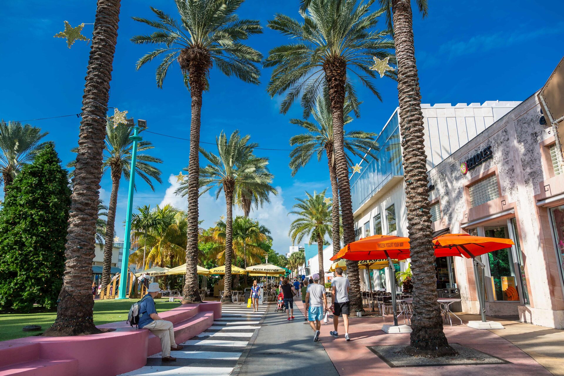 Jeunes découvrant Lincoln Road lors d’un séjour linguistique à Miami