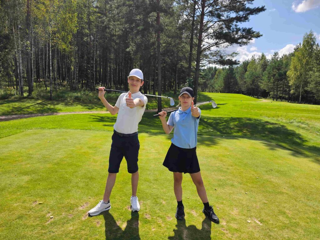 adolescents pratiquant le golf lors d’un séjour anglais et golf en Irlande
