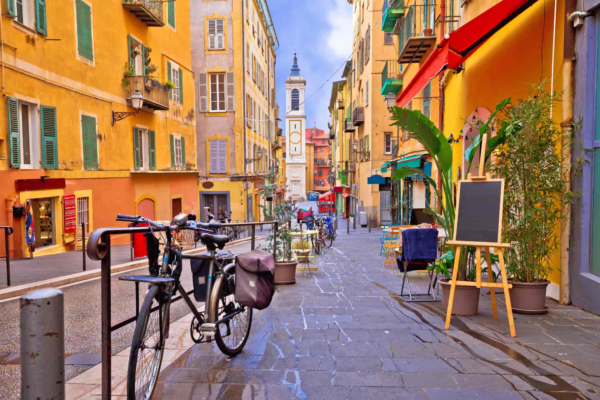 Les participants explorent le cœur historique de Nice et découvrent l'art de vivre méditerranéen.