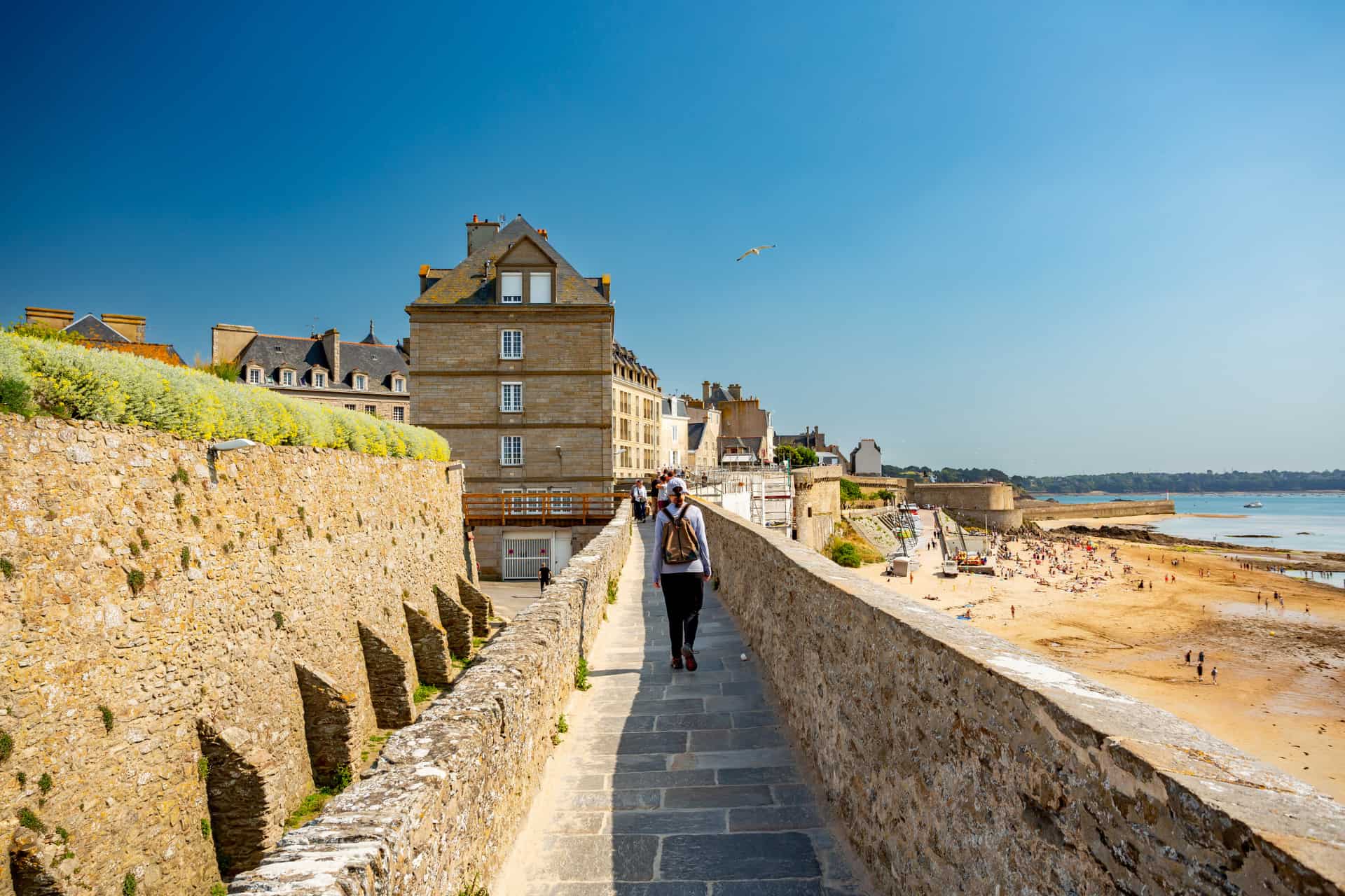 Remparts de Saint-Malo avec vue sur la plage et la ville historique.