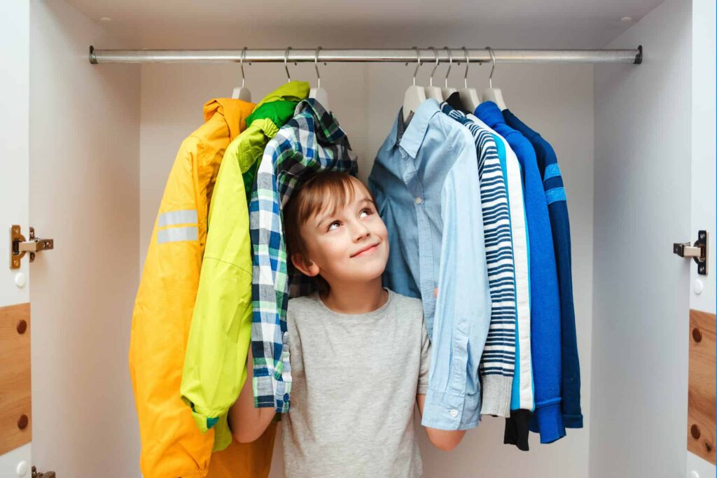 Choisir les vêtements à emporter pour un séjour enfant