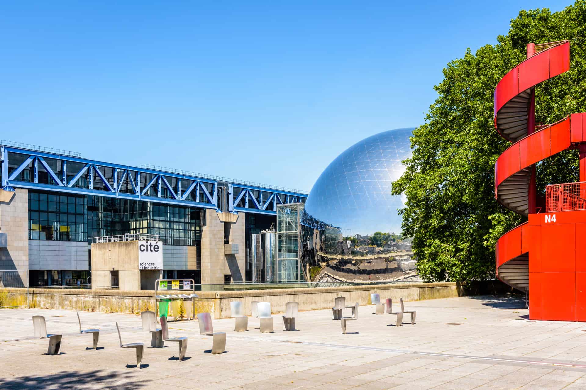 Bâtiment de la Cité des Sciences et de l'Industrie visité pendant un séjour culturel à Paris