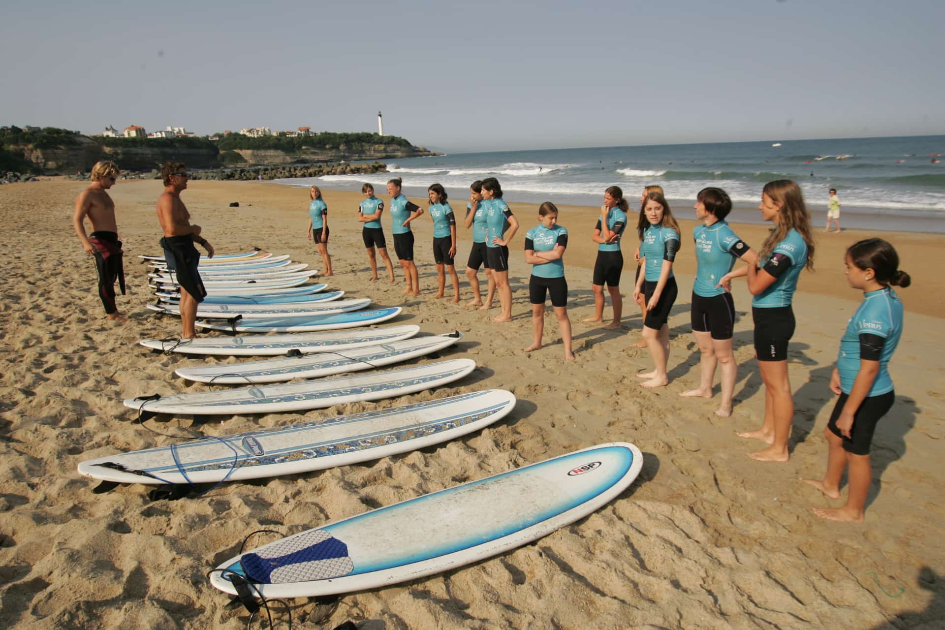 Adolescents participant à un cours de surf pendant un séjour linguistique à Arcachon.