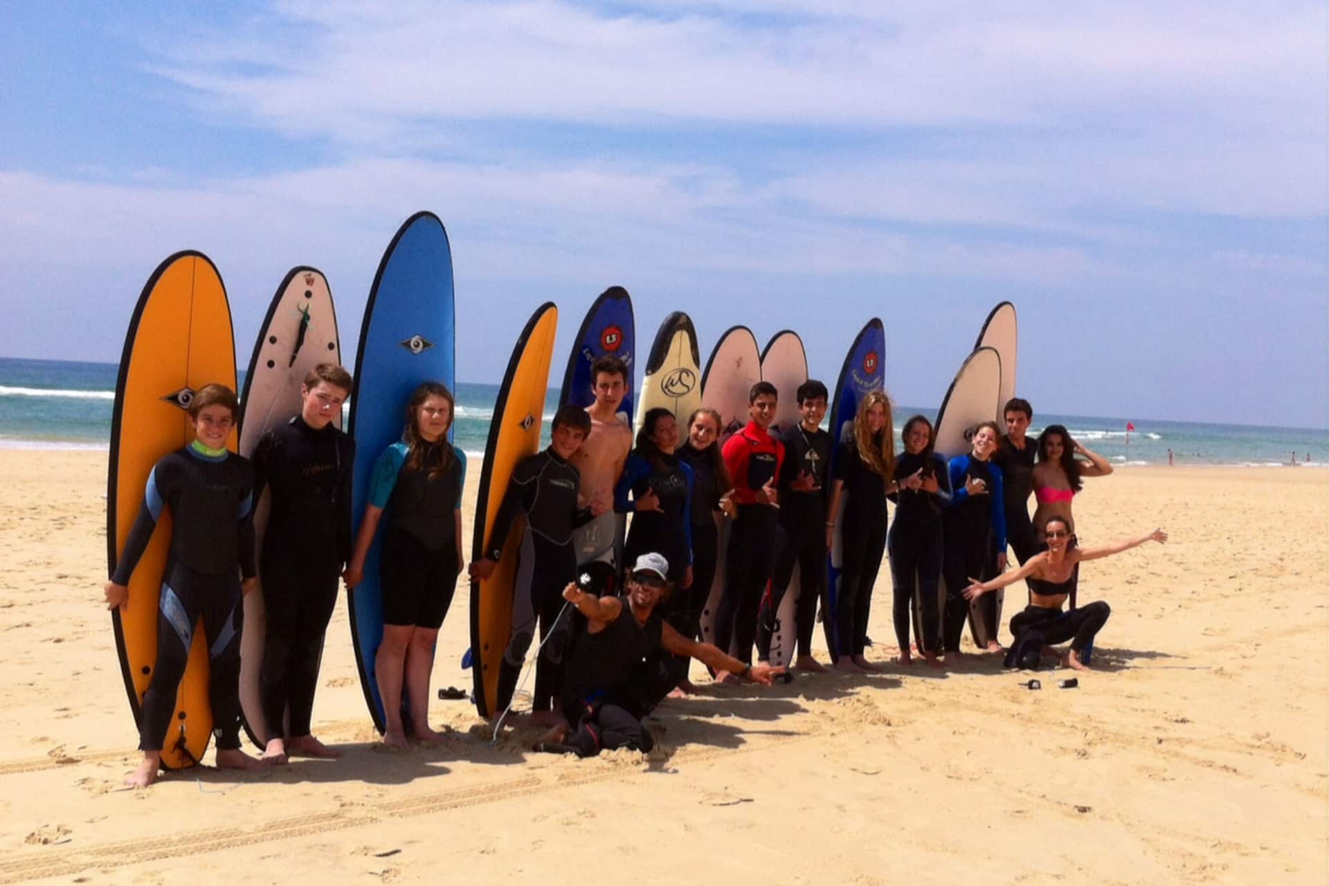 Groupe d’adolescents avec leurs planches de surf pendant un séjour linguistique à Arcachon Bay