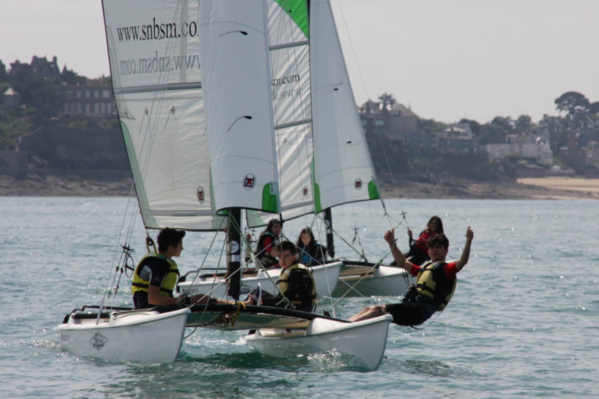 Adolescents participant à un cours de voile pendant un séjour linguistique à Saint-Malo.