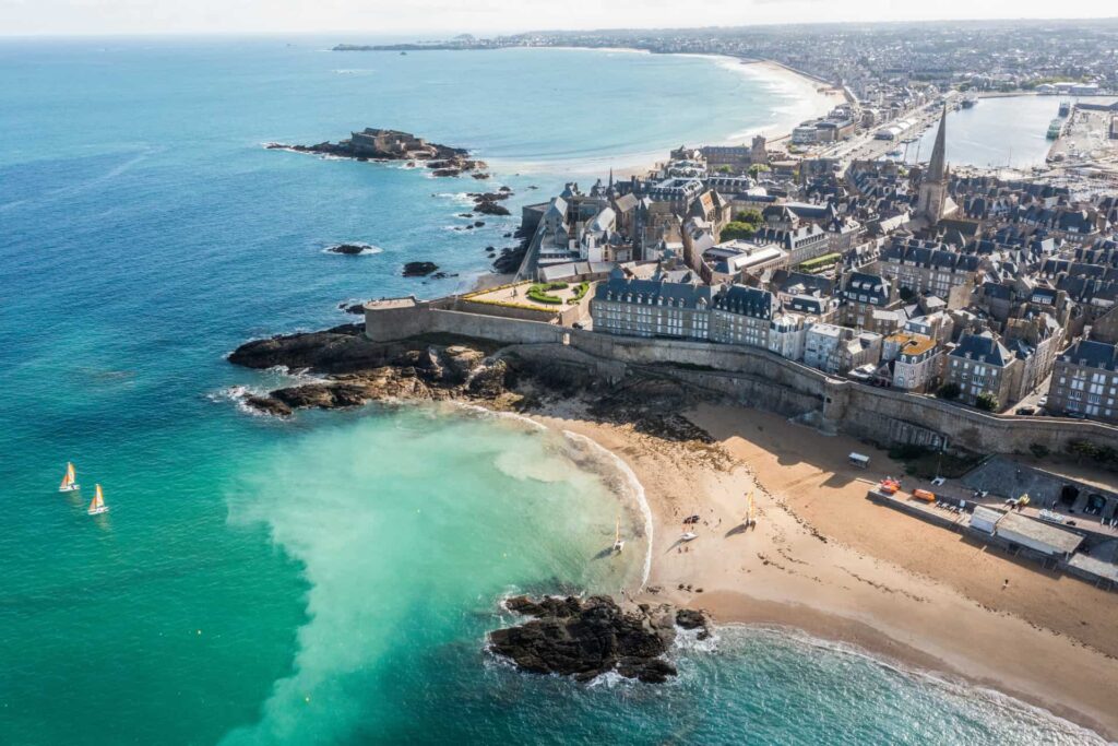 Vue aérienne de Saint-Malo pendant un séjour linguistique en Bretagne.