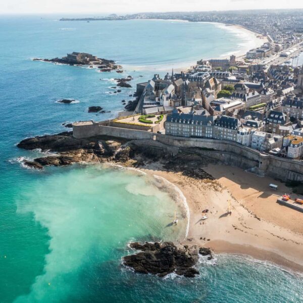 Vue aérienne de Saint-Malo pendant un séjour linguistique en Bretagne.