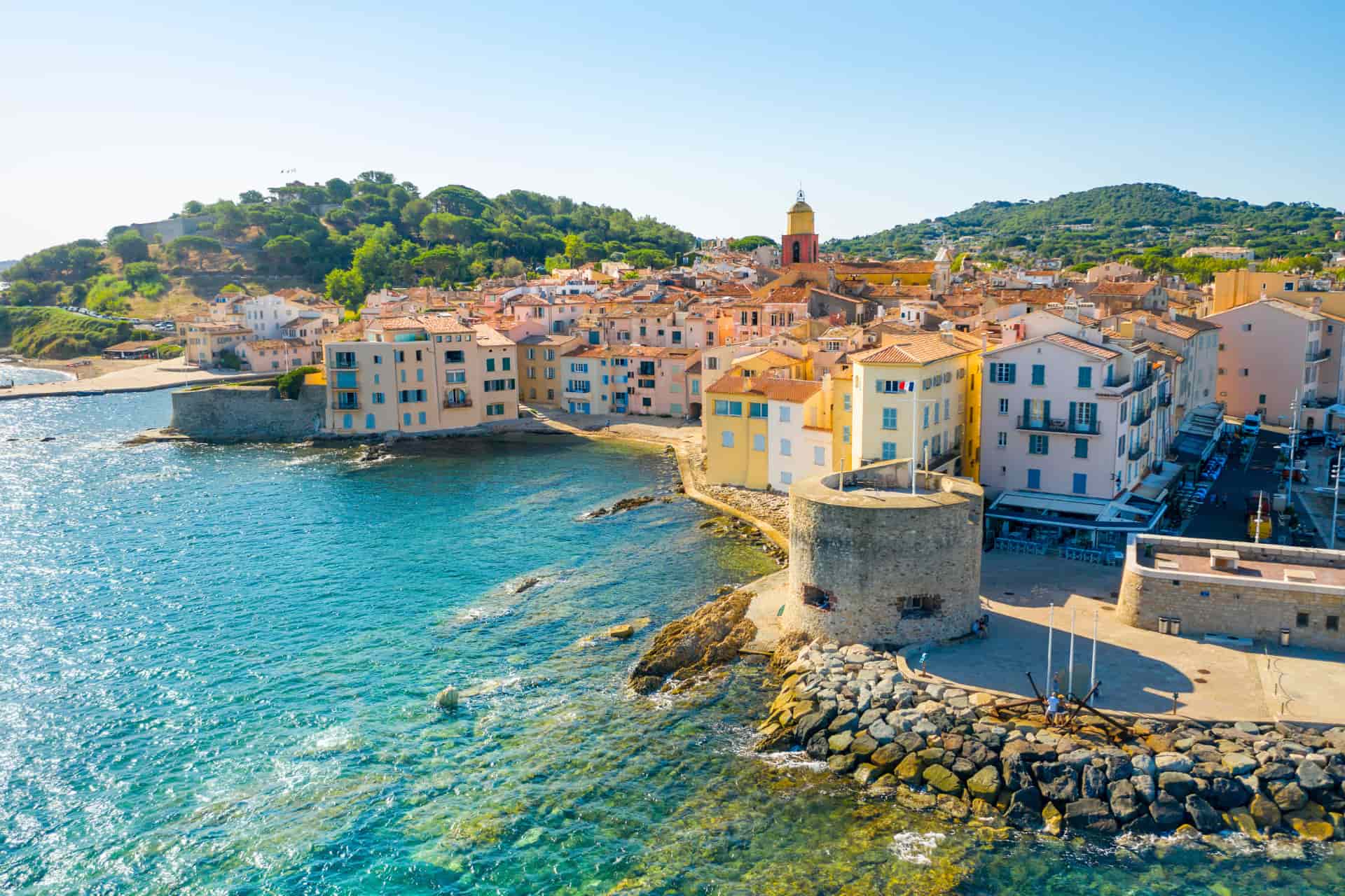 Vue du village de Saint-Tropez lors d'un séjour éducatif et culturel en France.
