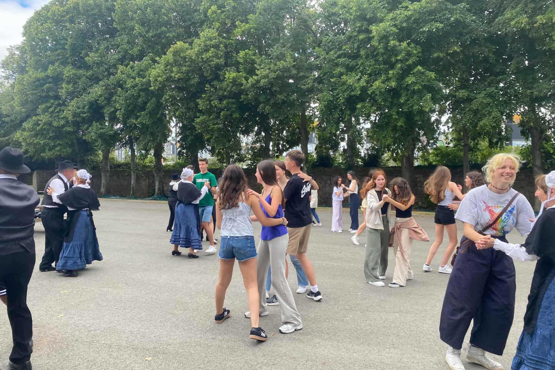 Jeunes participant à une activité culturelle bretonne pendant un séjour linguistique à Saint-Malo