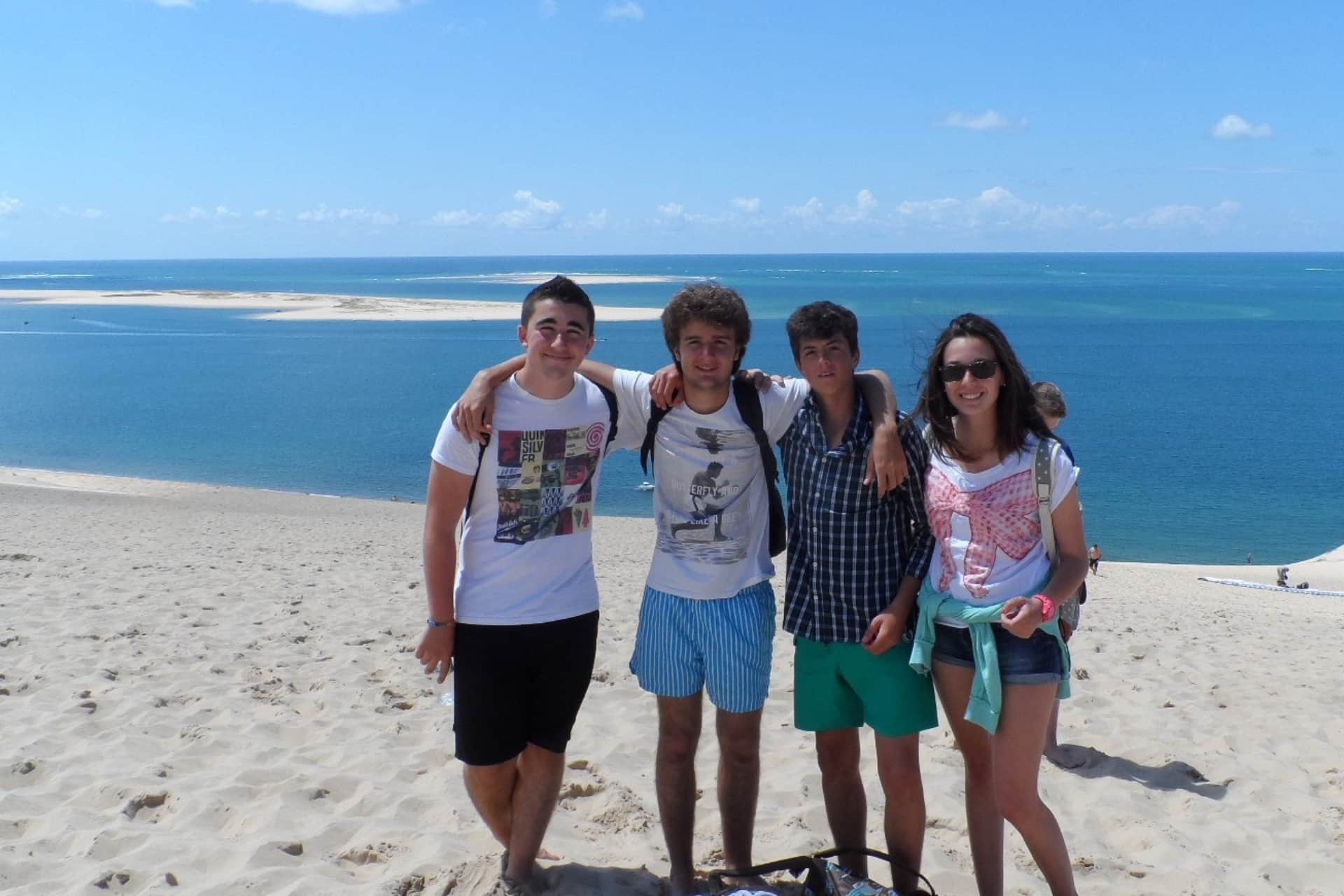 Adolescents découvrant la Dune du Pilat pendant un séjour linguistique à Arcachon