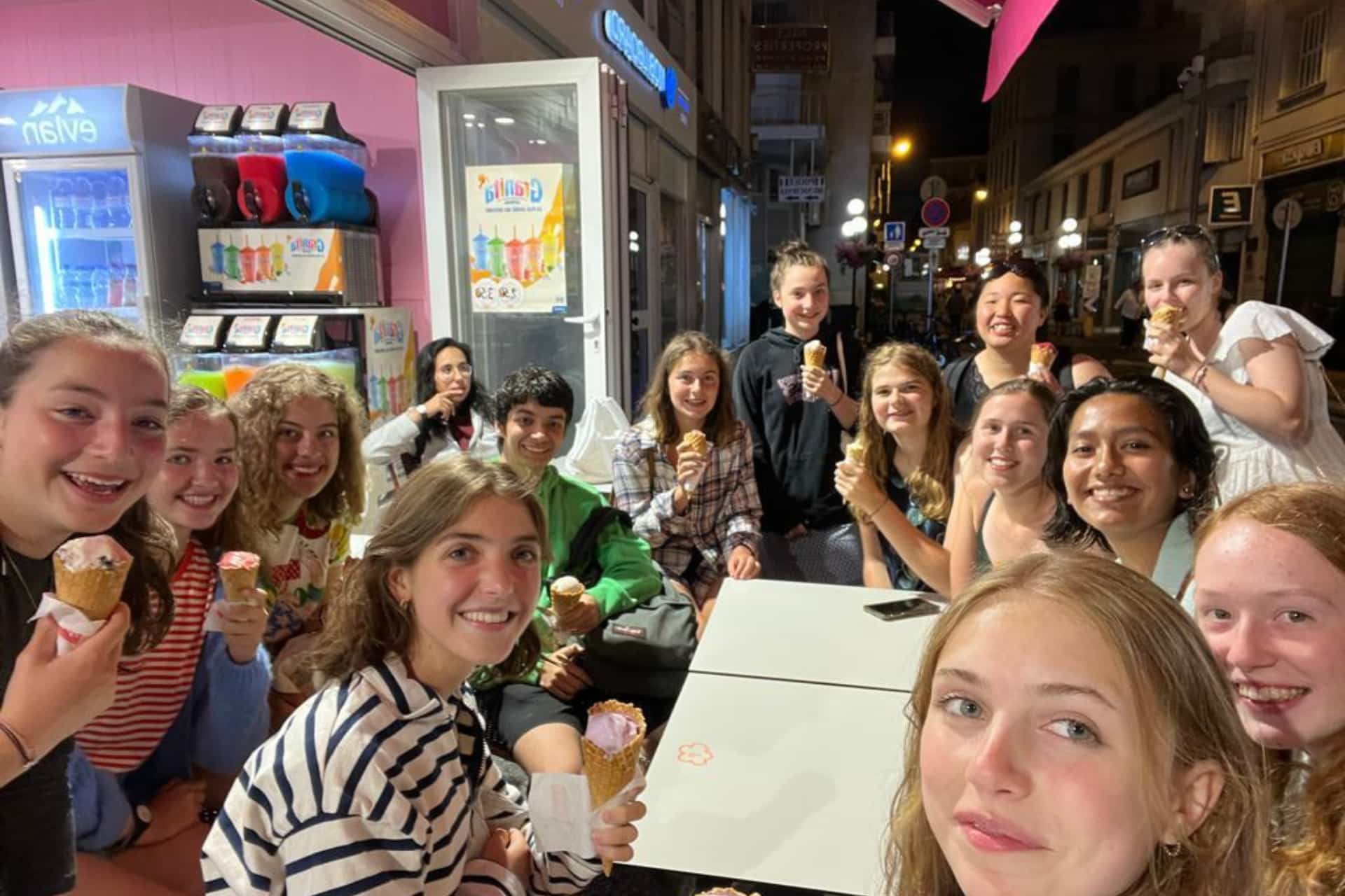 Groupe de jeunes internationaux pendant un séjour éducatif et culturel en France.
