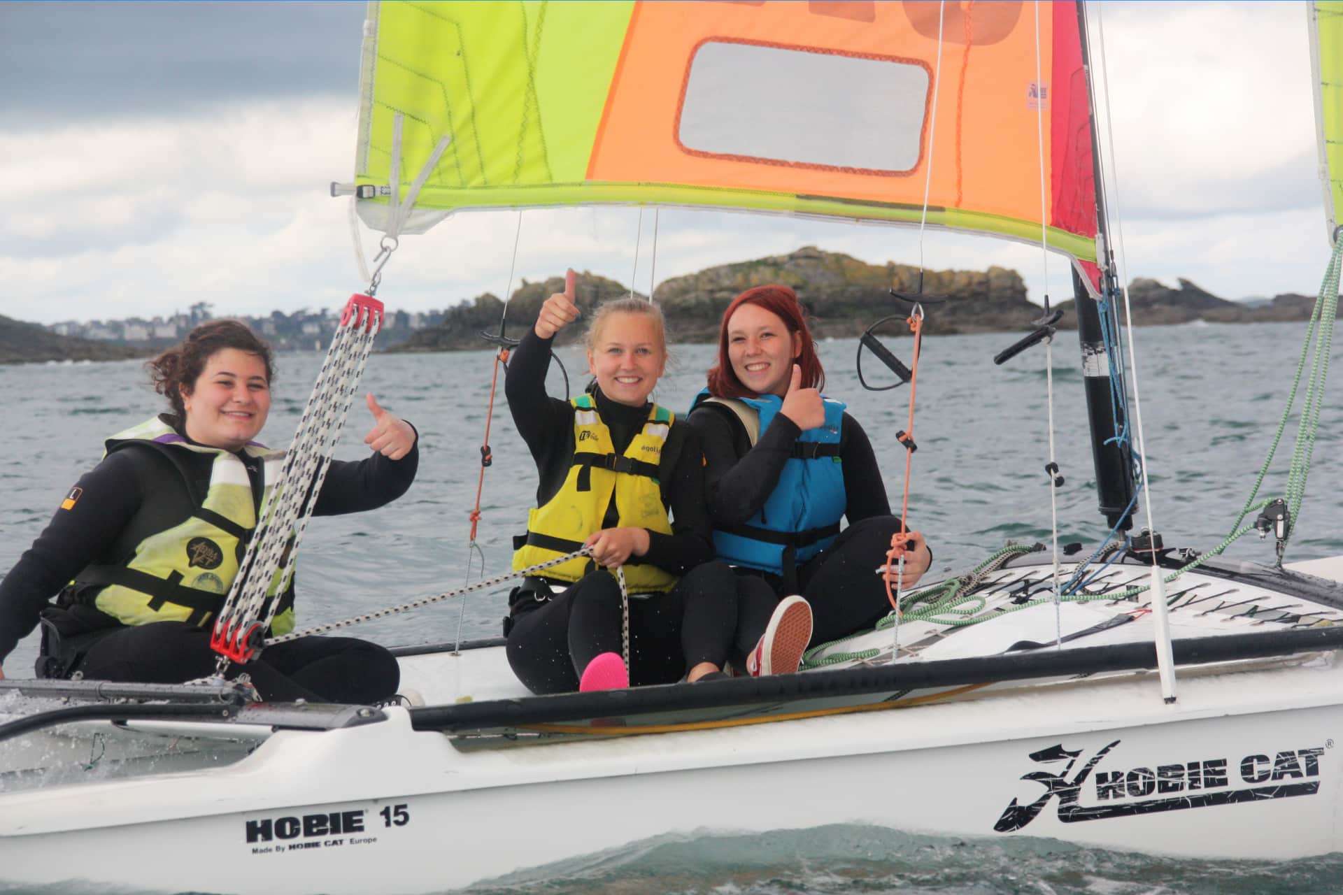 Adolescents participant à une activité voile en Bretagne pendant un séjour linguistique