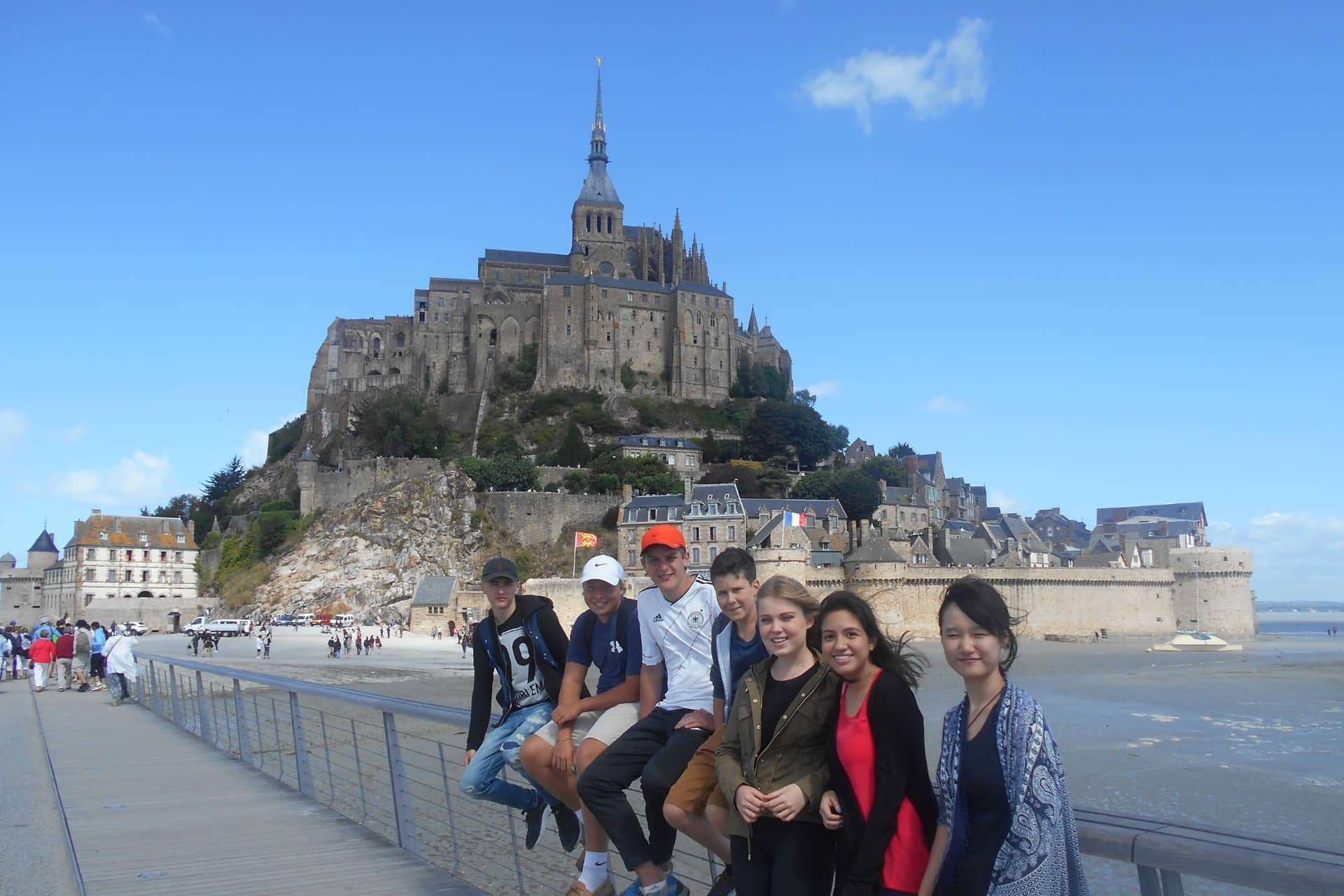 Jeunes participants devant le Mont-Saint-Michel pendant un séjour linguistique en Bretagne