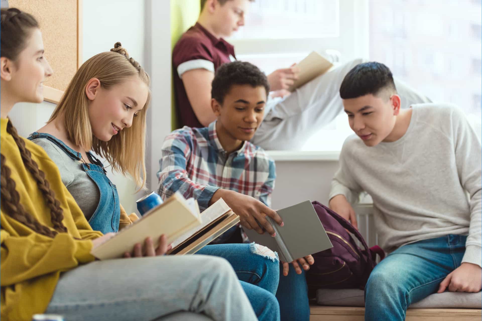Jeunes étudiants travaillant ensemble dans un lycée français pendant une année scolaire en France.