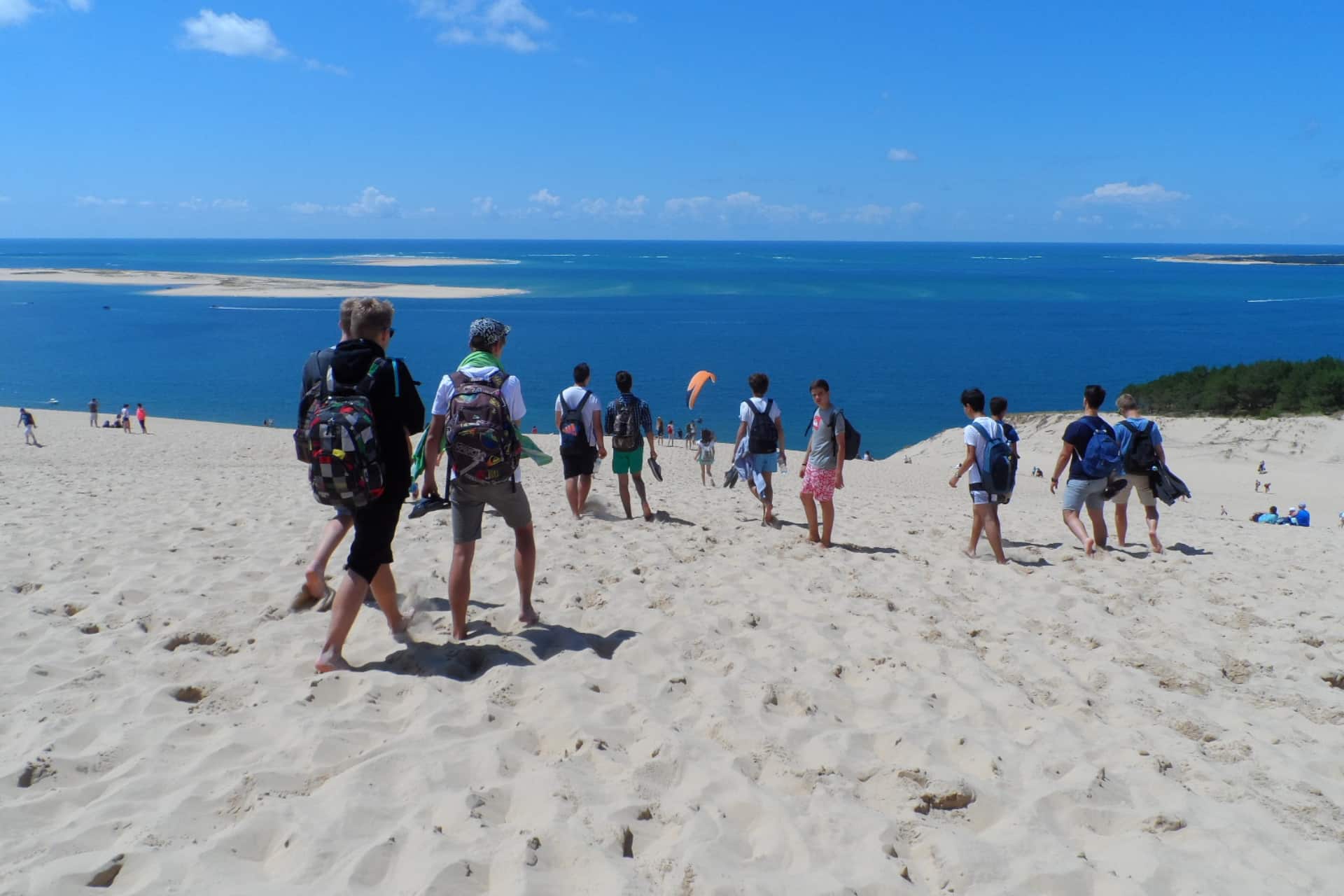 Jeunes participant à une excursion sur la Dune du Pilat pendant un séjour linguistique à Arcachon Bay