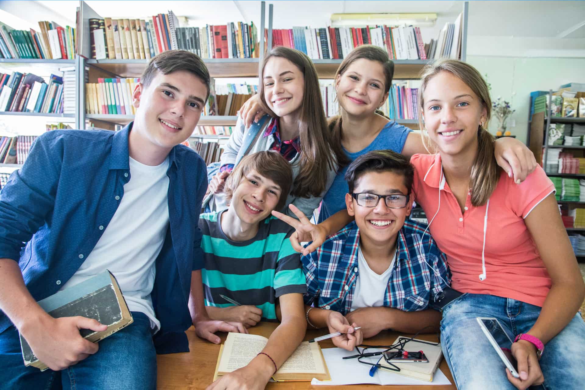 Jeunes étudiants internationaux dans un lycée français pendant une immersion scolaire en France.