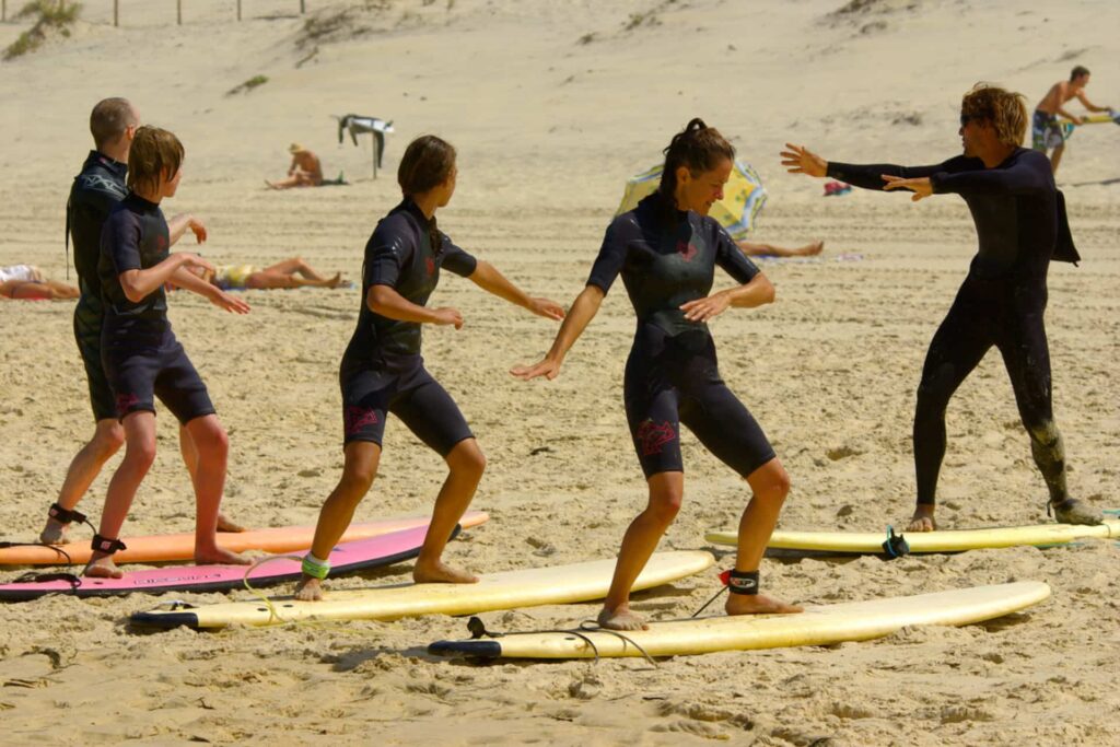 Participants du séjour linguistique surf à Arcachon en entraînement sur la plage.