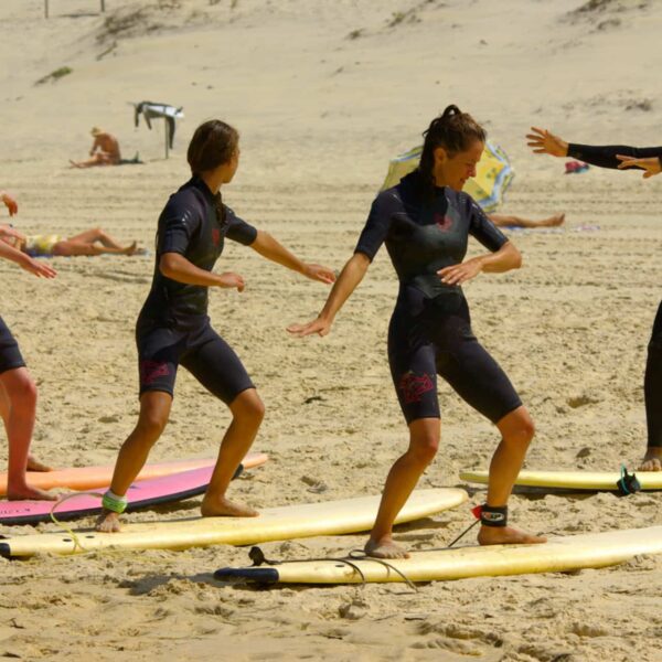 Participants du séjour linguistique surf à Arcachon en entraînement sur la plage.