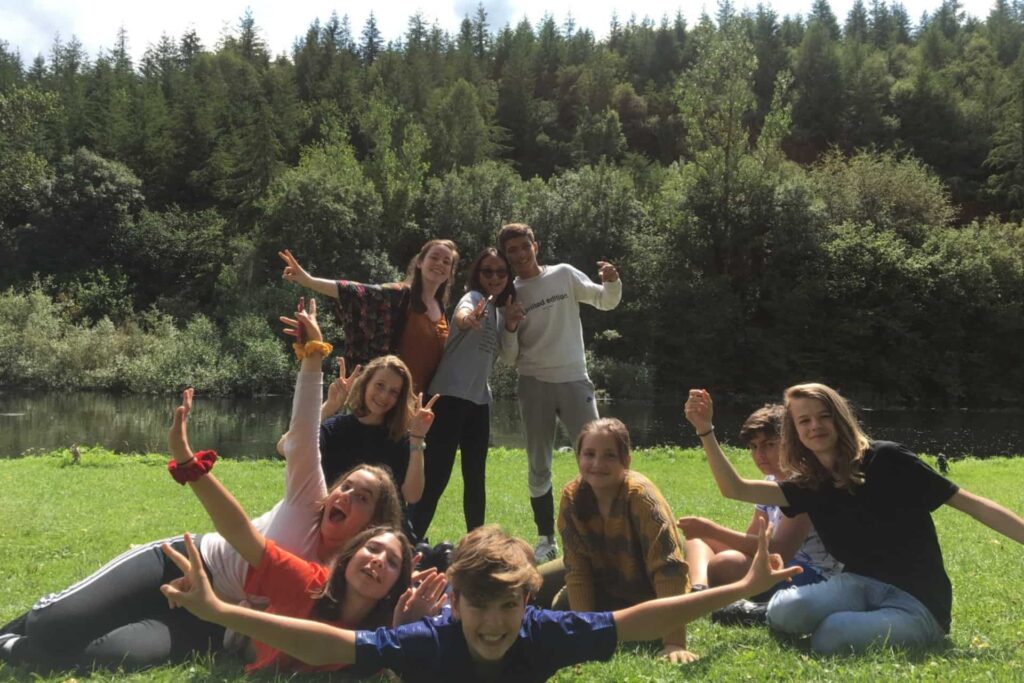 Jeunes en colonie de vacances au cœur de la nature