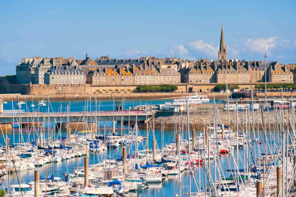 Vue du port et des remparts de Saint-Malo en Bretagne