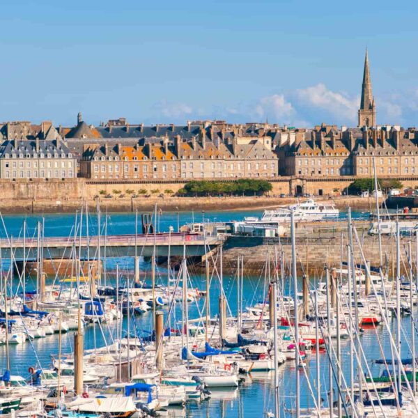 Vue du port et des remparts de Saint-Malo en Bretagne